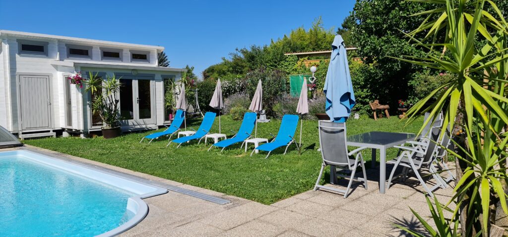 Garten des Casa Ananda mit Pool, Liegen und Gartenhaus