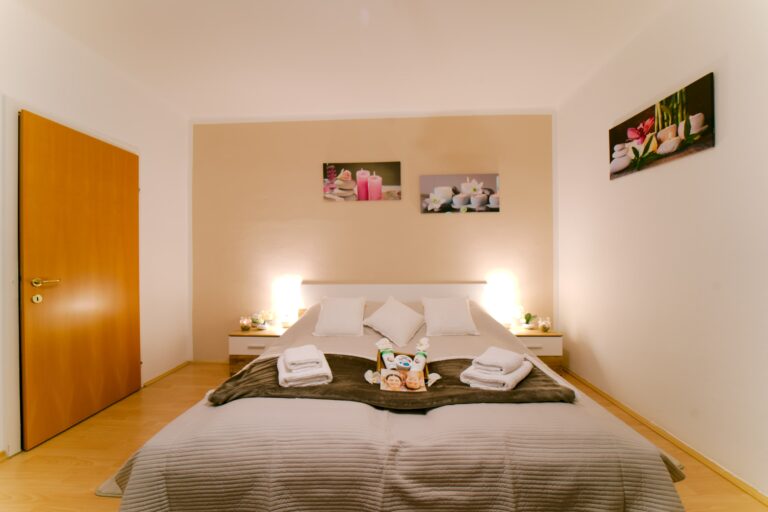 Schlafzimmer 2 der Ferienwohnung Apartment Ananda mit Doppelbett
