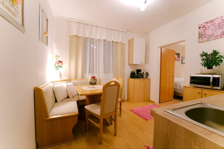 Ess- und Küchenbereich der Ferienwohnung Apartment Ananda mit Eckbank, Kaffeemaschine und Mikrowelle