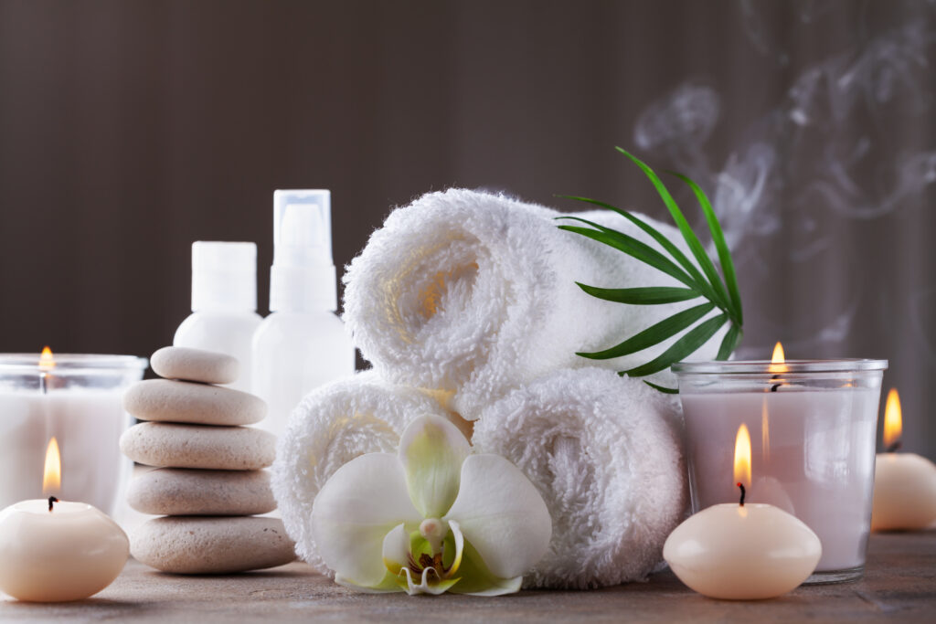 Wellness-Arrangement mit Massagesteinen, Orchideen und Kerzen im Ferienhaus Casa Ananda